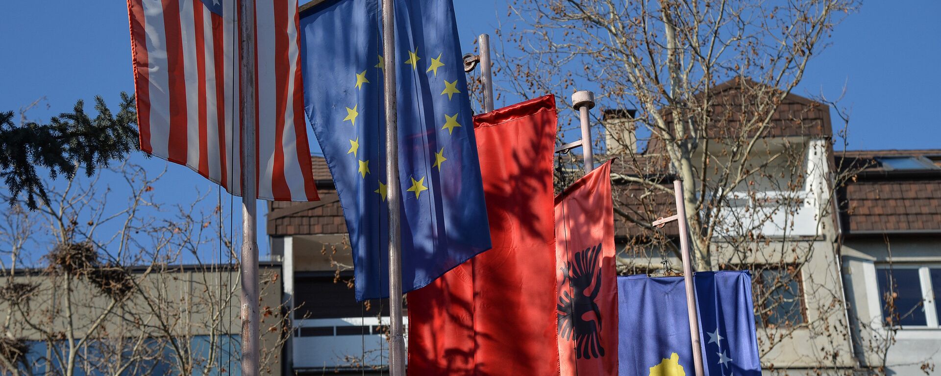 Zastave tzv. Kosova,EU,  SAD i Albanije u Prištini - Sputnik Srbija, 1920, 31.01.2022