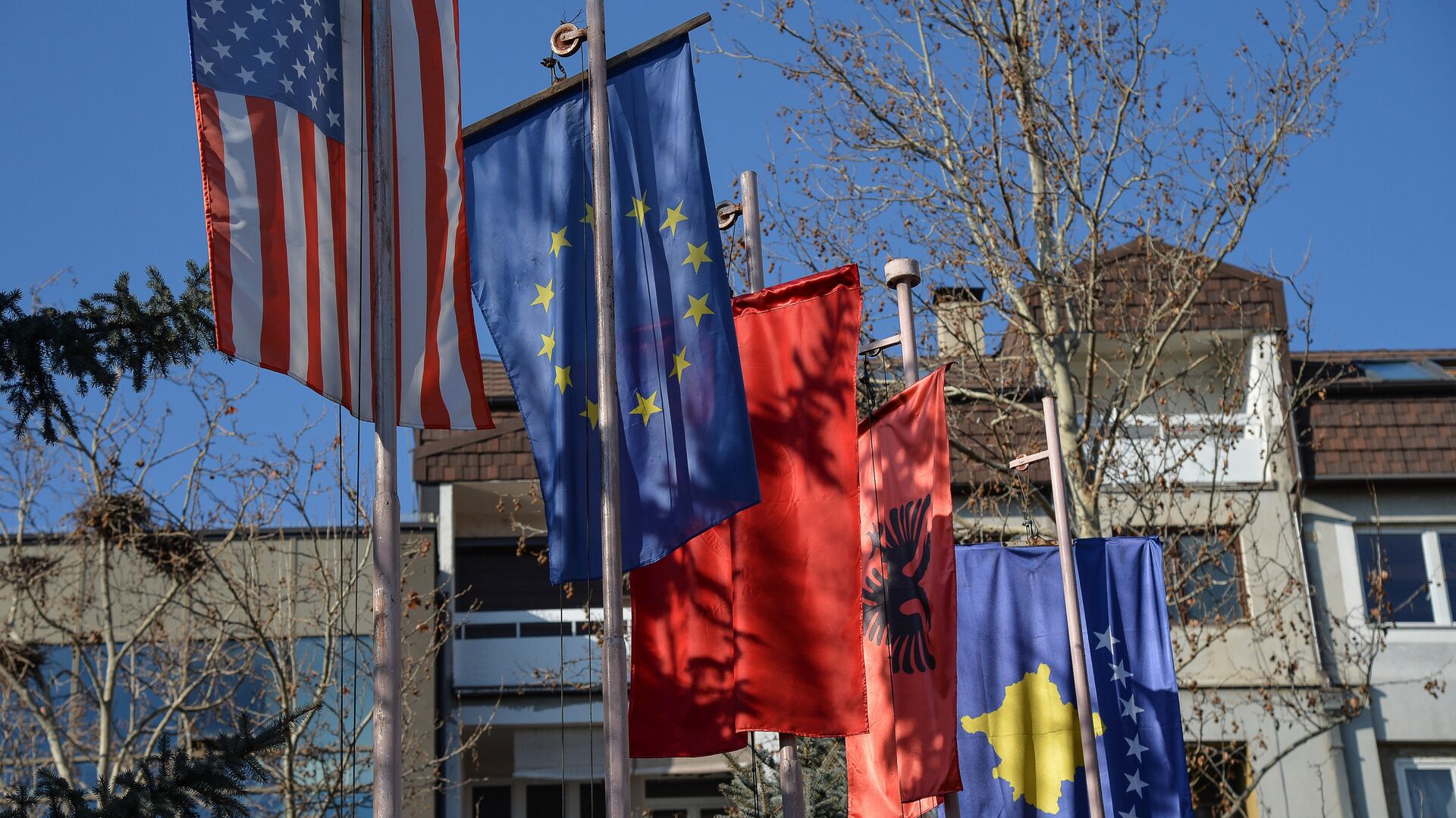 Zastave tzv. Kosova,EU,  SAD i Albanije u Prištini - Sputnik Srbija, 1920, 11.06.2022