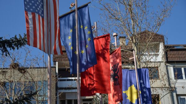 Zastave tzv. Kosova,EU,  SAD i Albanije u Prištini - Sputnik Srbija