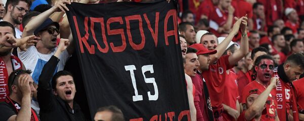 Navijači sa transaprentom Kosovo je Albanija Navijači sa transaprentom Kosovo je Albanija - Sputnik Srbija