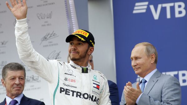 Pobednik trke Formule 1 u Sočiju Luis Hamilton i predsednik Rusije Vladimir Putin na dodeli nagrada - Sputnik Srbija