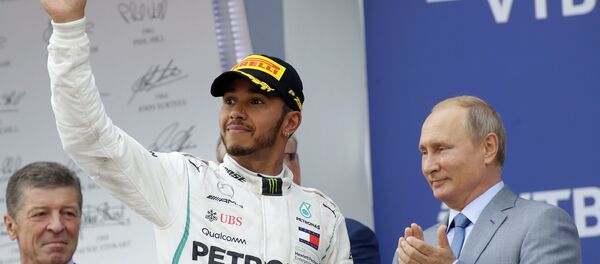 Pobednik trke Formule 1 u Sočiju Luis Hamilton i predsednik Rusije Vladimir Putin na dodeli nagrada - Sputnik Srbija