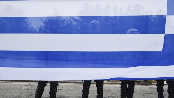 Припадници грчке полиције иза заставе Грчке на протесту против грчког имена суседне Македоније - Sputnik Србија