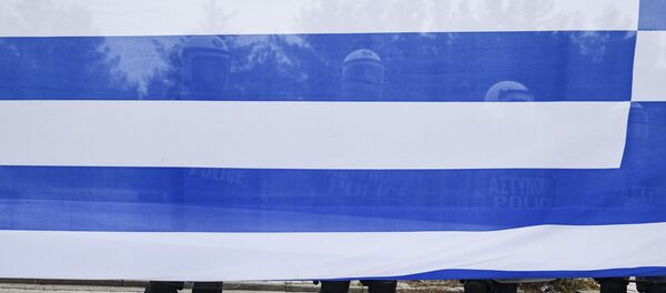 Припадници грчке полиције иза заставе Грчке на протесту против грчког имена суседне Македоније - Sputnik Србија