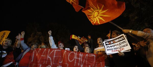 Славље у Скопљу после референдума - Sputnik Србија