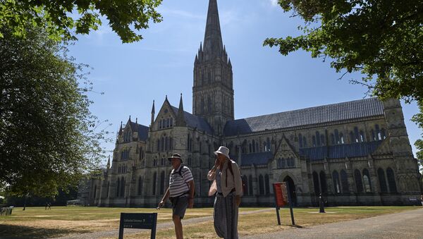 Туристи испред катедрале у Солсберију на југу Енглеске - Sputnik Србија
