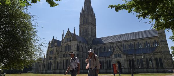 Туристи испред катедрале у Солсберију на југу Енглеске Туристи испред катедрале у Солсберију на југу Енглеске - Sputnik Србија