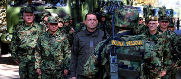 Министар Алеиксандар Вулин са војницима Србије Министар Алеиксандар Вулин са војницима Србије - Sputnik Србија