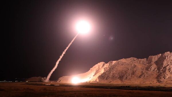 Револуционарна гарда Ирана испаљује ракете из града Керманшах на западу Ирана на положаје ДАЕШ-а у Сирији - Sputnik Србија