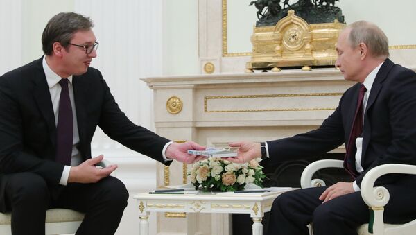 Predsednik Srbije Aleksandar Vučić poklanja knjigu ruskom lideru Vladimiru Putinu u Kremlju - Sputnik Srbija