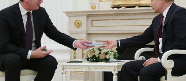 Председник Србије Александар Вучић поклања књигу руском лидеру Владимиру Путину у Кремљу Председник Србије Александар Вучић поклања књигу руском лидеру Владимиру Путину у Кремљу - Sputnik Србија