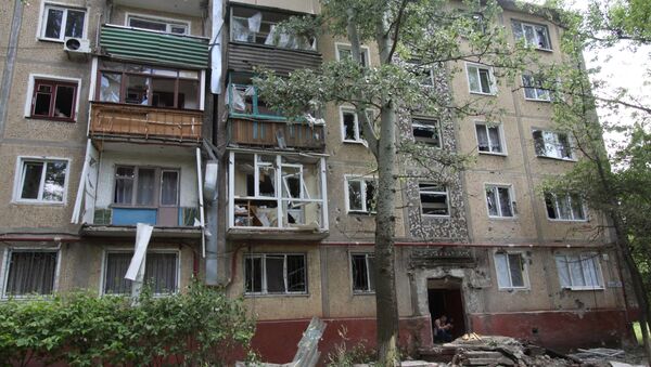 Stambena zgrada stradala u granatiranju sela Gorlovka u Donjeckoj oblasti - Sputnik Srbija