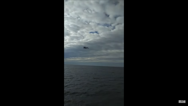 Руски ловци протутњао поред украјинског брода (видео) - Sputnik Србија