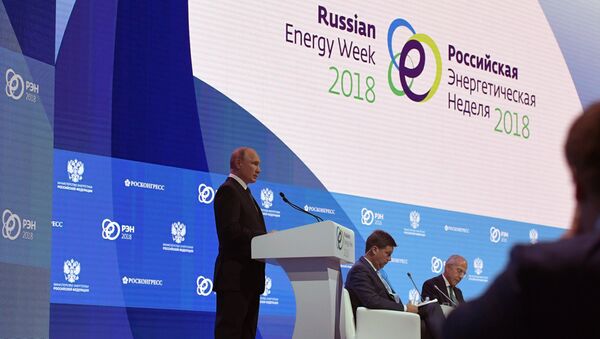 Председник Русије Владимир Путин на међународном форуму Руска недеља енергетике - Sputnik Србија