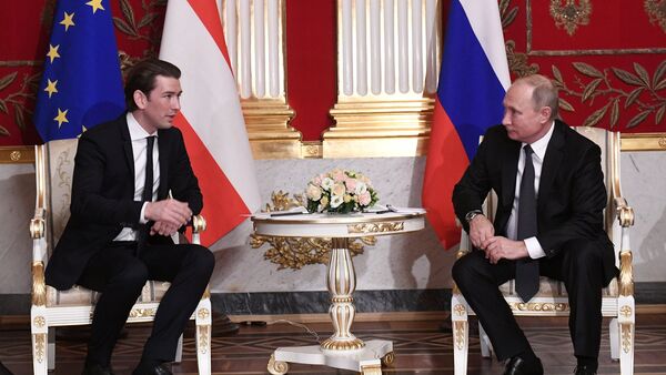 Аустријски канцелар Себастијан Курц и председник Русије Владимир Путин у Санкт Петербургу - Sputnik Србија