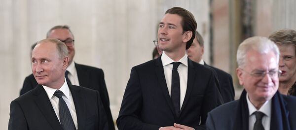 Predsednik Rusije Vladimir Putin i austrijski kancelar Sebastijan Kurc tokom obilaska Ermitaža - Sputnik Srbija