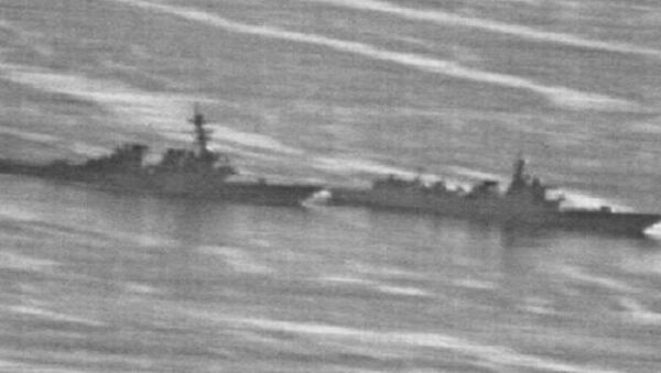 Kineski brod prolazi na oko 40 metara od američkog razarača „Dekatur“ - Sputnik Srbija