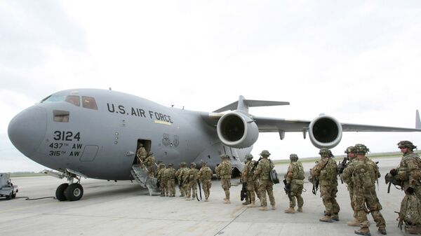 Američki vojnici se ukrcavaju u vojni avion u bazi Manas pre leta za Avganistan - Sputnik Srbija