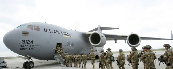 Američki vojnici se ukrcavaju u vojni avion u bazi Manas pre leta za Avganistan - Sputnik Srbija