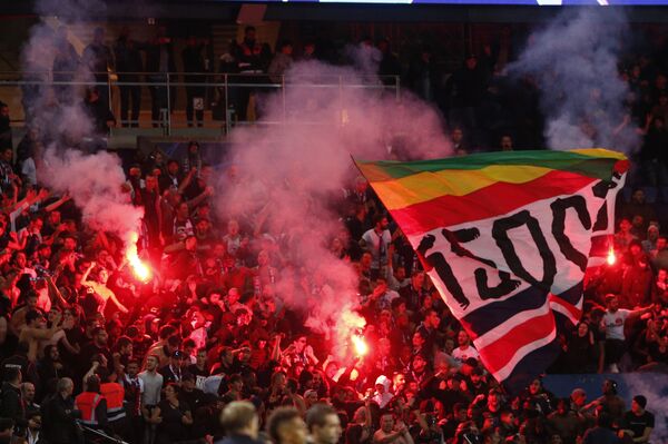 Против Пари Сен Жермена је покренут поступак због паљења бакљи - Sputnik Србија