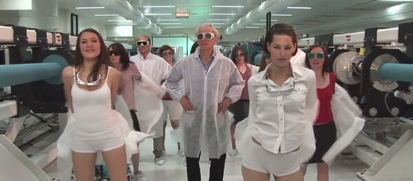 Žerar Muru, jedan od dobitnika Nobelove nagrade za fiziku u humorističkom klipu o istraživačkom projektu ELI (Ekstremna svetlosna infrastruktura) objavljenom na Jutjubu. - Sputnik Srbija