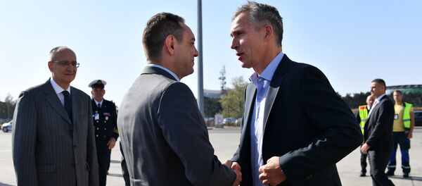 Јенс Столтенберг и Александар Вулин Јенс Столтенберг и Александар Вулин - Sputnik Србија