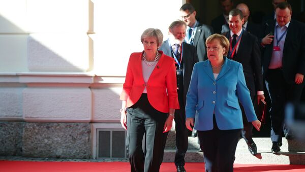 Britanska premijerka Tereza Mej i nemačka kancelarka Angela Merkel na sastanku evropskih lidera u Salcburgu - Sputnik Srbija