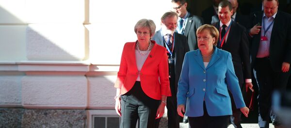 Британска премијерка Тереза Меј и немачка канцеларка Ангела Меркел на састанку европских лидера у Салцбургу - Sputnik Србија