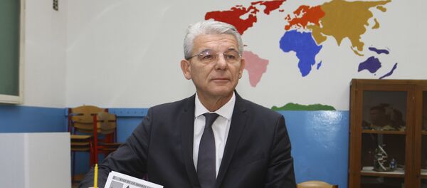 Кандидат за бошњачког члана Председништва БиХ Шефик Џаферовић (СДА) гласа на општим изборима на биралишту у Зеници - Sputnik Србија