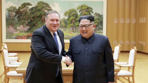 Амерички државни секретар Мајк Помпео и севернокорејски лидер Ким Џонг Ун на састанку у Пјонгјангу - Sputnik Србија