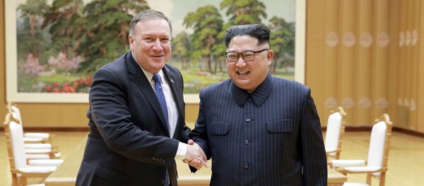 Амерички државни секретар Мајк Помпео и севернокорејски лидер Ким Џонг Ун на састанку у Пјонгјангу Амерички државни секретар Мајк Помпео и севернокорејски лидер Ким Џонг Ун на састанку у Пјонгјангу - Sputnik Србија