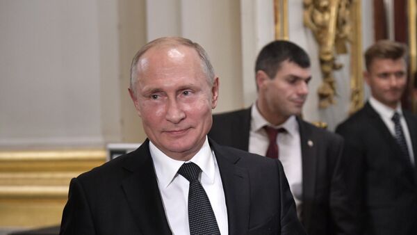 Predsednik Rusije Vladimir Putin tokom posete Ermitažu - Sputnik Srbija