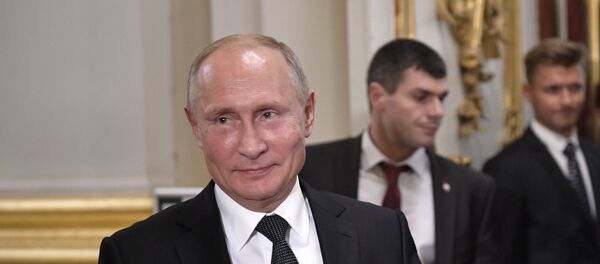 Predsednik Rusije Vladimir Putin tokom posete Ermitažu Predsednik Rusije Vladimir Putin tokom posete Ermitažu - Sputnik Srbija