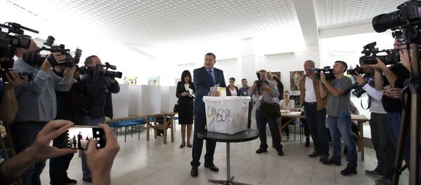 Кандидат за српског члана Председништва и председник РС Милорад Додик гласа у Лакташима Кандидат за српског члана Председништва и председник РС Милорад Додик гласа у Лакташима - Sputnik Србија