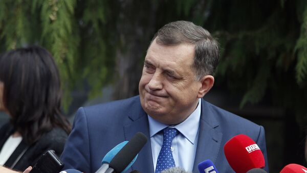 Kandidat za srpskog člana Predsedništva i predsednik RS Milorad Dodik daje izjavu novinarima nakon glasanja - Sputnik Srbija