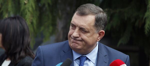 Kandidat za srpskog člana Predsedništva i predsednik RS Milorad Dodik daje izjavu novinarima nakon glasanja - Sputnik Srbija