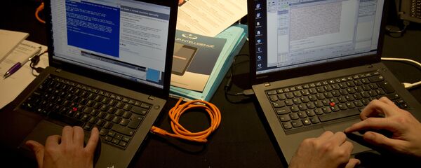 Članovi crvenog tima rade na laptopovima tokom simulacije sajber-napada u Londonu - Sputnik Srbija