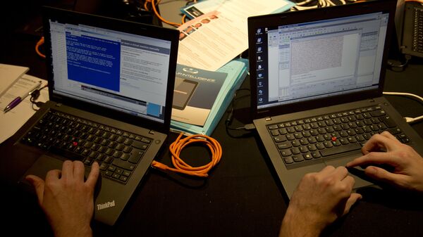 Чланови црвеног тима раде на лаптоповима током симулације сајбер-напада у Лондону - Sputnik Србија
