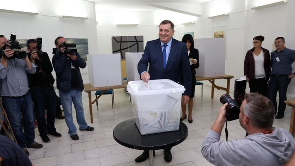 Milorad Dodik glasa na opštim izborima u Bosni i Hercegovini. - Sputnik Srbija