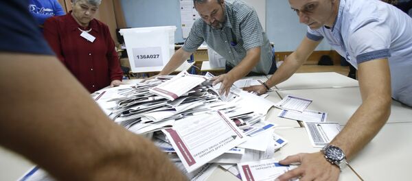 Brojanje glasova na izborima u BiH Brojanje glasova na izborima u BiH - Sputnik Srbija