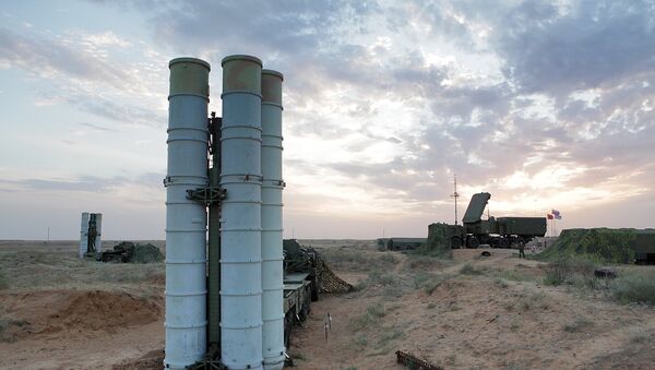 Priprema za lansiranje raketnih sistema S-400 Trijumf na poligonu u Astrahanskoj oblasti, tokom vojnih vežbi Vazdušno-kosmičkih snaga Rusije - Sputnik Srbija