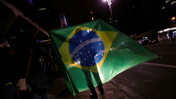 Човек носи заставу Бразила у Сао Паулу - Sputnik Србија