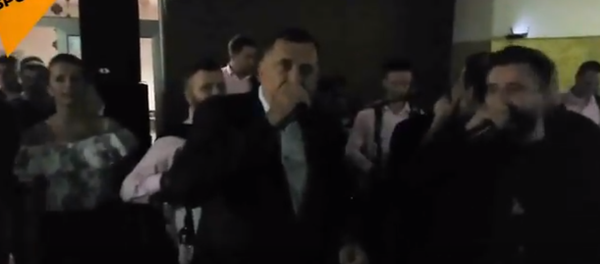 Милорад Додик пева - Sputnik Србија