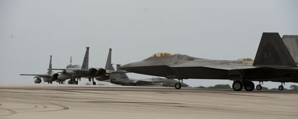 Амерички војни авиони Ф-15Ц Игл и Ф-22 Раптор - Sputnik Србија