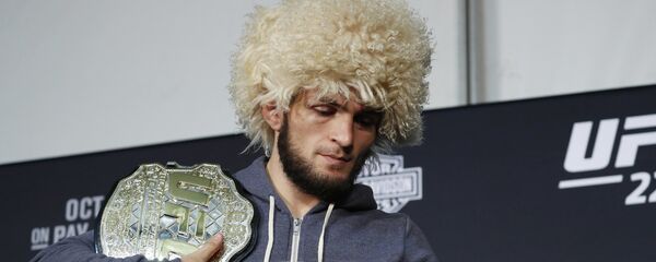 Руски ММА борац Хабиб Нурмагомедов на конференцији за медије након борбе на турниру УФЦ 229 против Ирца Конора Макгрегора у Лас Вегасу Руски ММА борац Хабиб Нурмагомедов на конференцији за медије након борбе на турниру УФЦ 229 против Ирца Конора Макгрегора у Лас Вегасу - Sputnik Србија