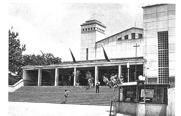 Зграда Народног позоришта у Приштини педесетих година прошлог века - Sputnik Србија