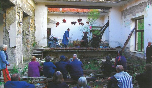 Сцена из представе Кокошка Народног позоришта у Приштини - Sputnik Србија