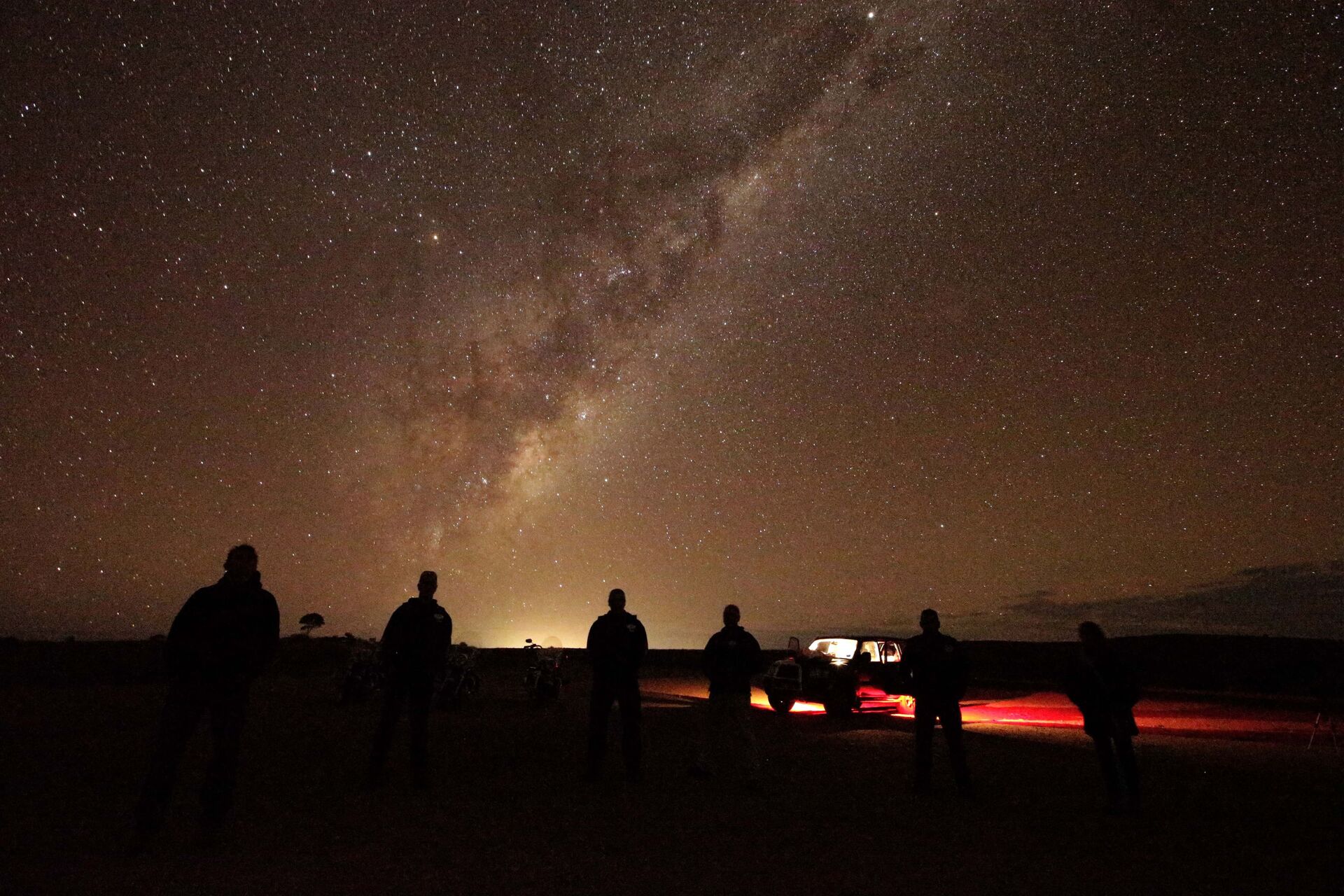 Туристы наблюдают Млечный Путь около Брокен-Хилла, Австралия - Sputnik Србија, 1920, 04.11.2021