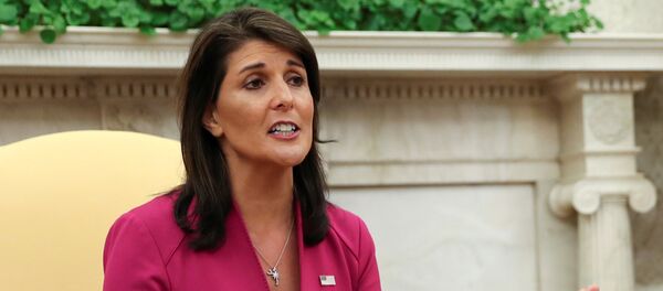 Predstavnica SAD u UN Niki Hejli tokom sastanka sa predsednikom SAD Donaldom Trampom u Beloj kući Predstavnica SAD u UN Niki Hejli tokom sastanka sa predsednikom SAD Donaldom Trampom u Beloj kući - Sputnik Srbija