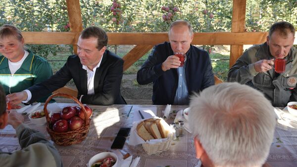 Premijer Rusije Dmitrij Medvedev i predsednik Vladimir Putin tokom posete Stavropoljskom kraju - Sputnik Srbija